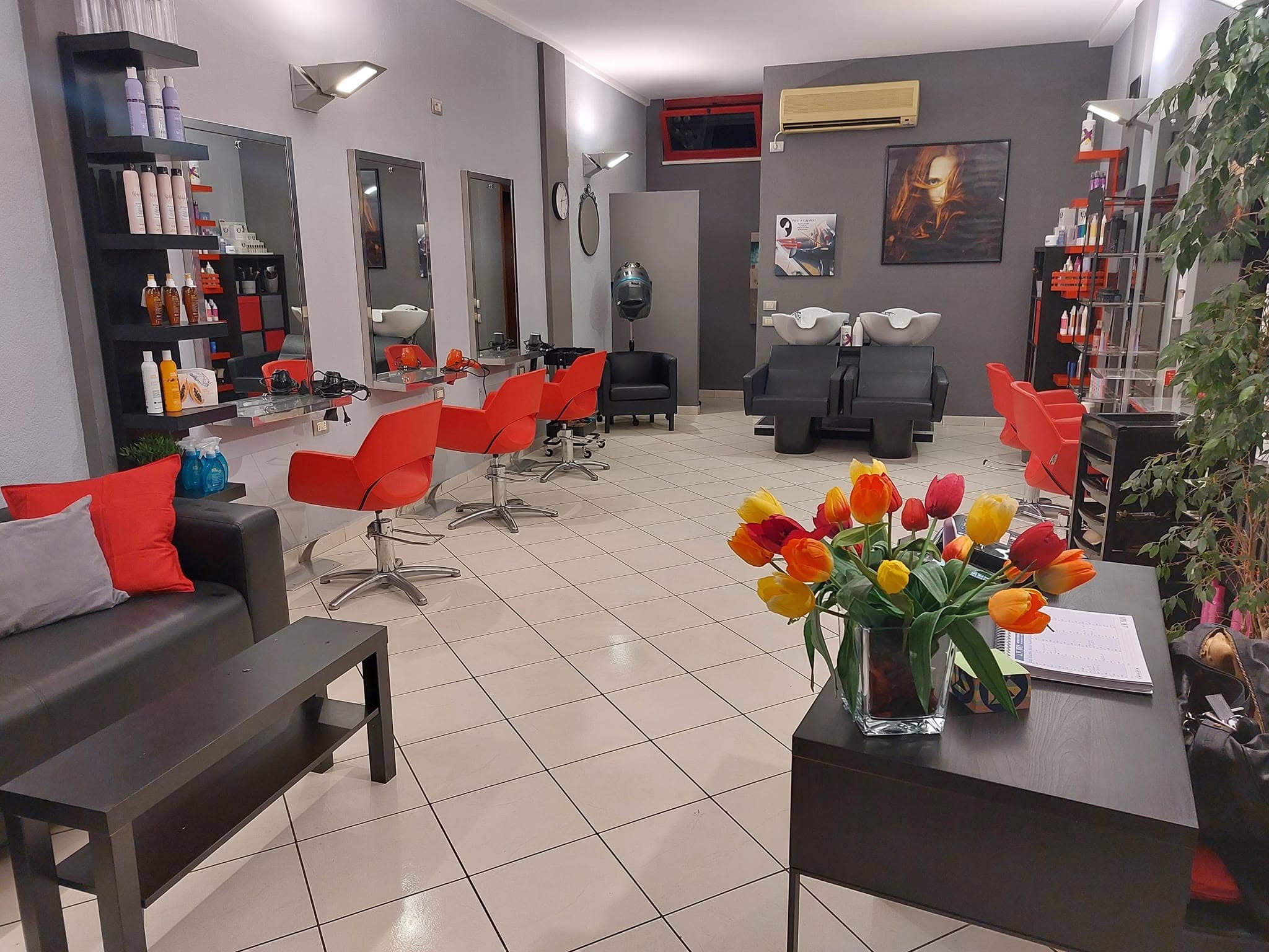 Interno del salone Ricci & Capricci a Pietrasanta